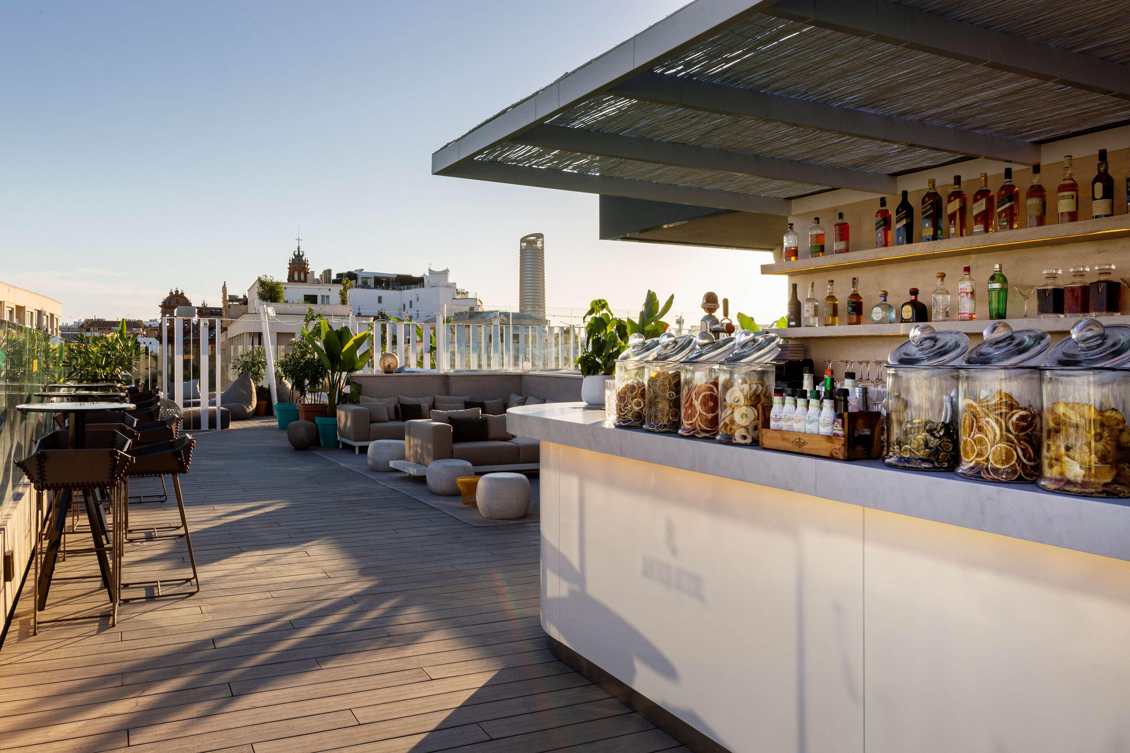 Radisson Collection Hotel, Magdalena Plaza Sevilla Kültér fotó The bar at the rooftop