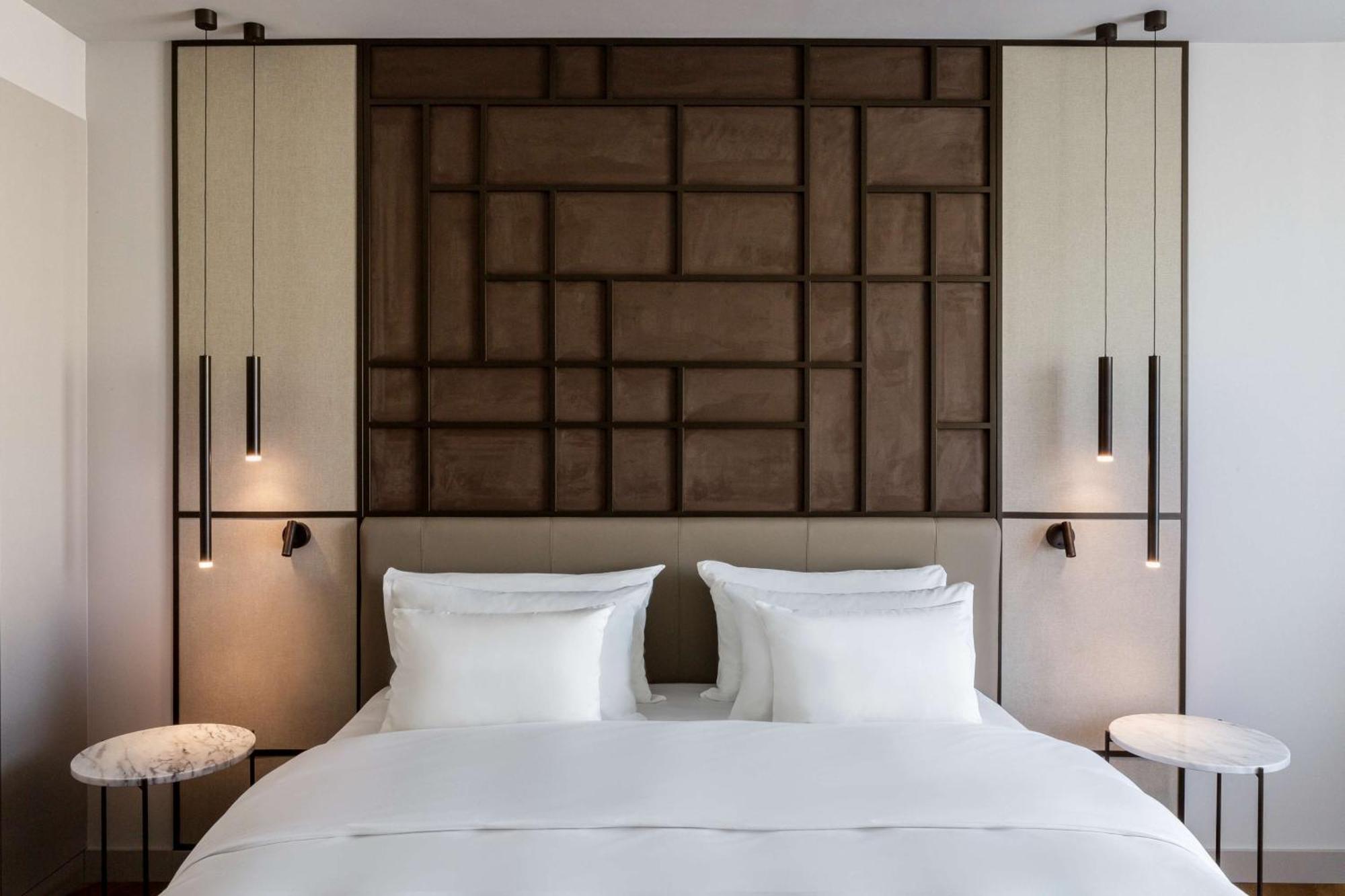 Radisson Collection Hotel, Magdalena Plaza Sevilla Kültér fotó A bed with a headboard